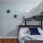 Cozy City Stay, 3Bdrm Near Airport