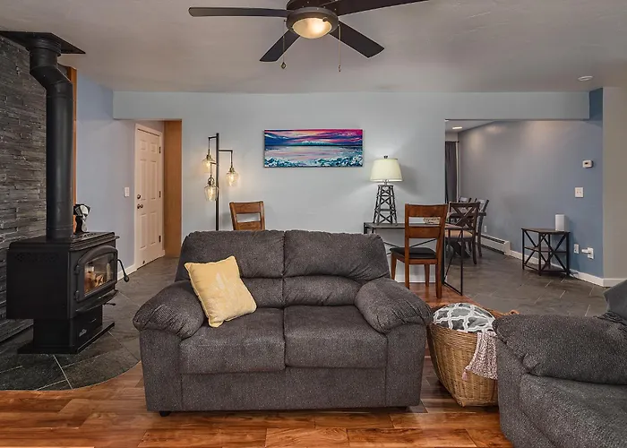 Cozy City Stay, 3Bdrm Near Airport