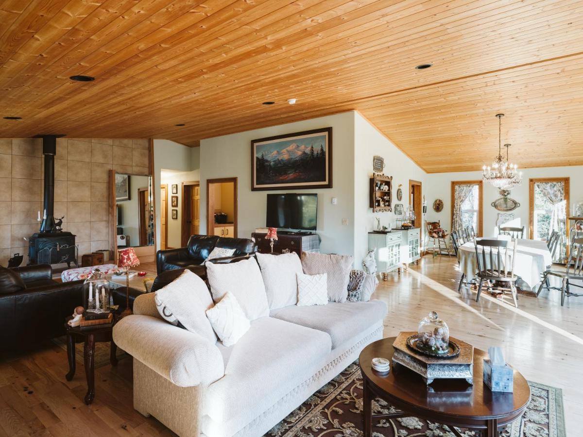 Maria's Creekside 3*