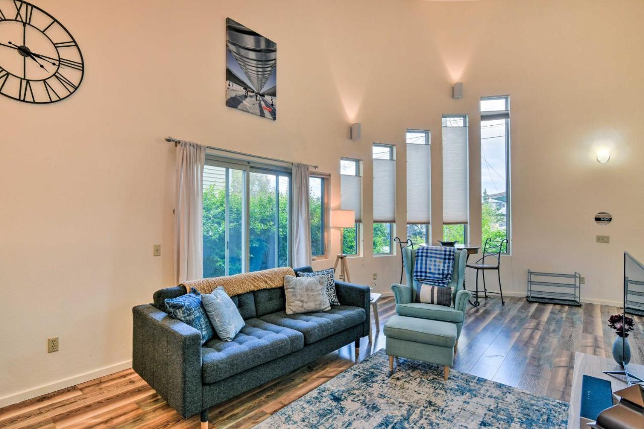 Holiday home Stylish Townhome About 1 Mi To Downtown *