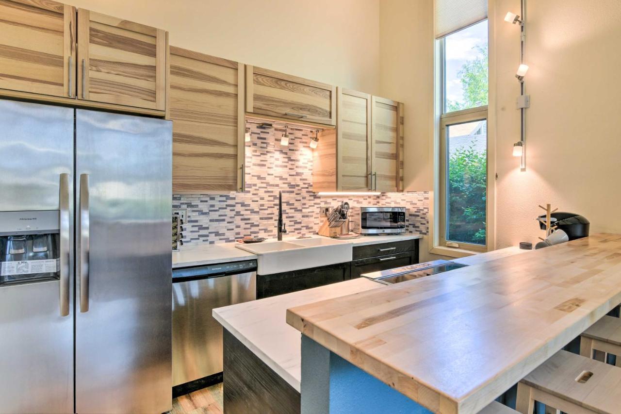 Holiday home Stylish Townhome About 1 Mi To Downtown *