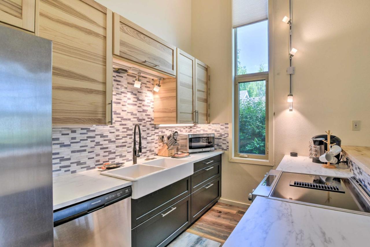 Holiday home Stylish Townhome About 1 Mi To Downtown *