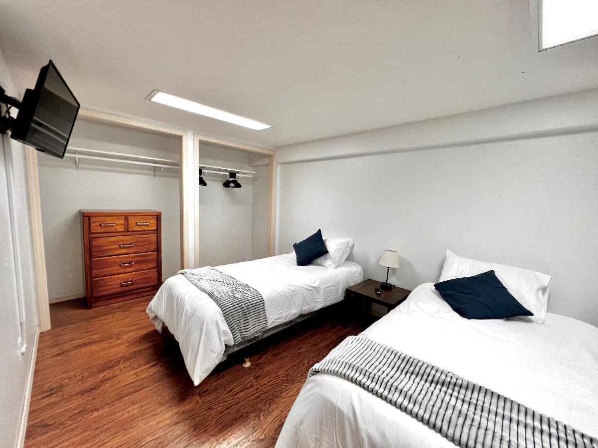 Apartment Newly Remodeled Spacious Units, Minutes From Mountains, Inlet, Downtown And Airport Anchorage