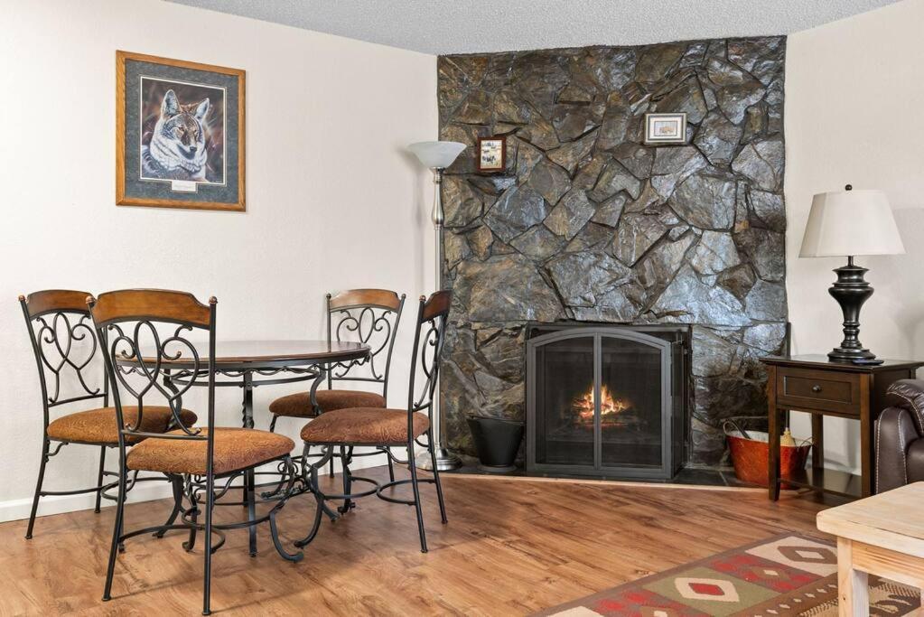 Alaskan Wolfden Close To Airport Centrally Located Apartment