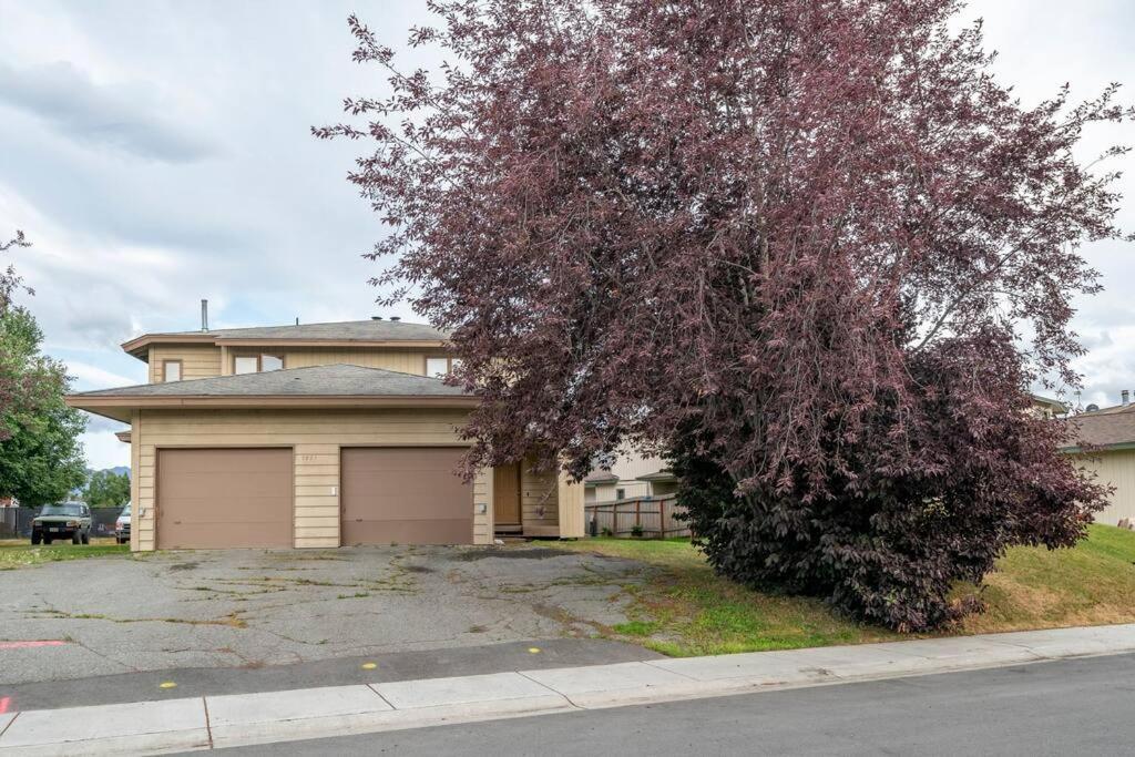 Alaskan Wolfden Close To Airport Centrally Located *