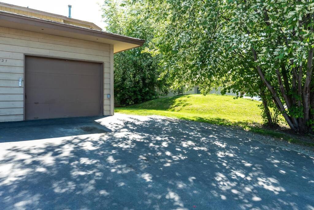 Moose Meadows- Near The Airport, Centrally Located Apartment *