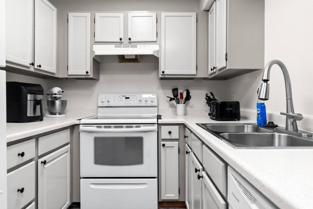 Alaskan Wolfden Close To Airport Centrally Located Anchorage