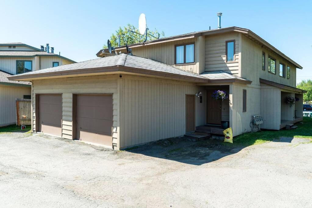Alaskan Wolfden Close To Airport Centrally Located Anchorage
