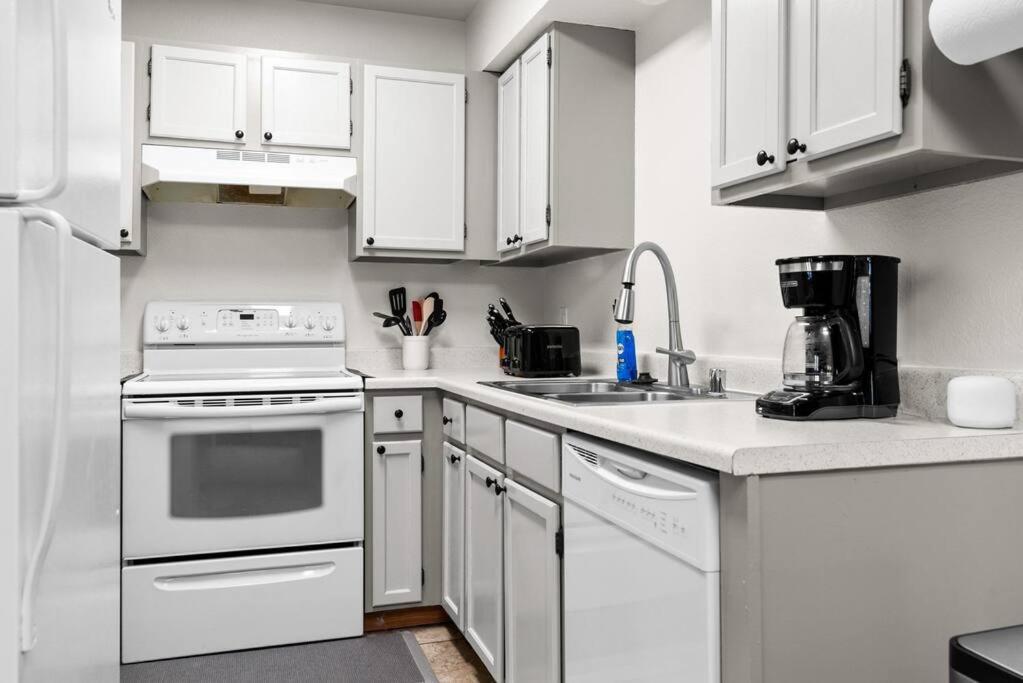 Alaskan Wolfden Close To Airport Centrally Located * Anchorage