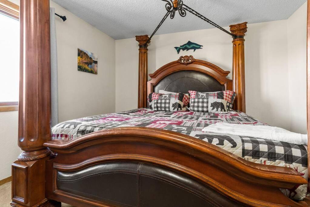 Alaskan Wolfden Close To Airport Centrally Located Anchorage