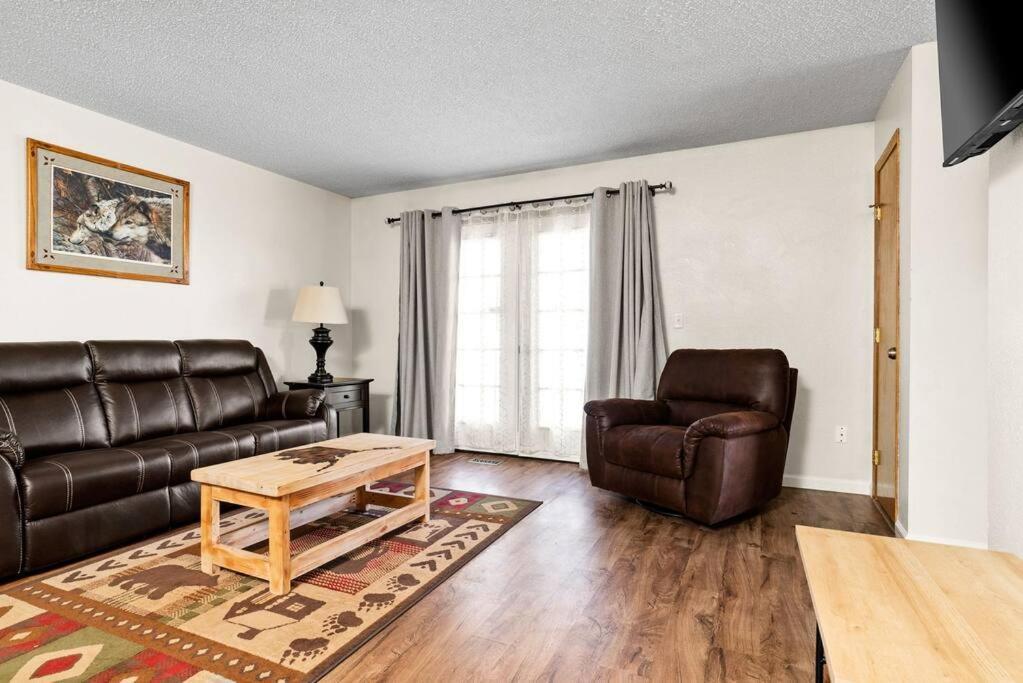 Apartment Alaskan Wolfden Close To Airport Centrally Located *