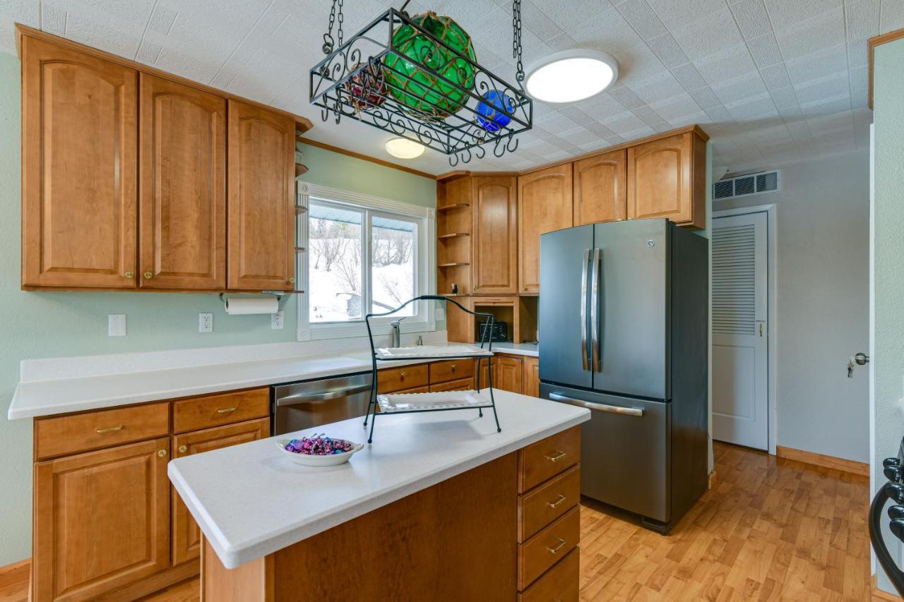 Cozy Vacation With Deck, Gas Grill Apartment Anchorage