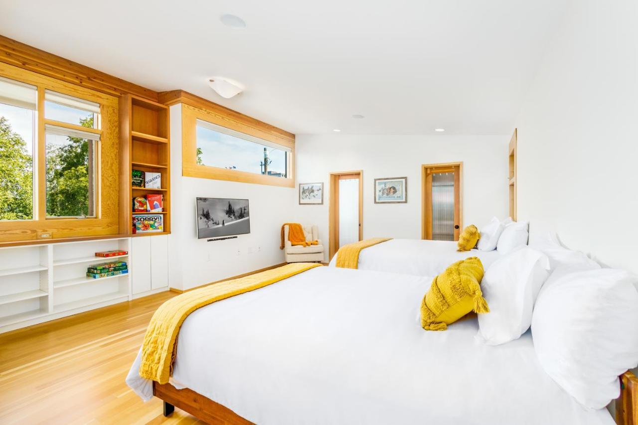 Downtown Contemporary - Full Holiday home