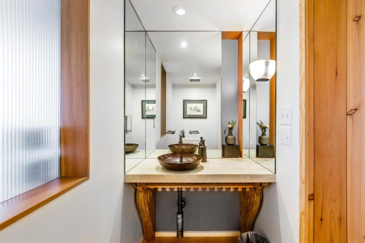 Downtown Contemporary - Full Holiday home