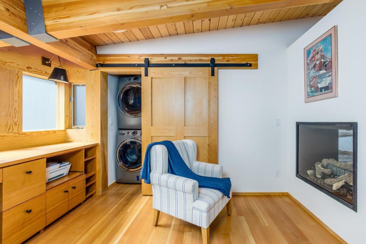 Downtown Contemporary - Full Holiday home