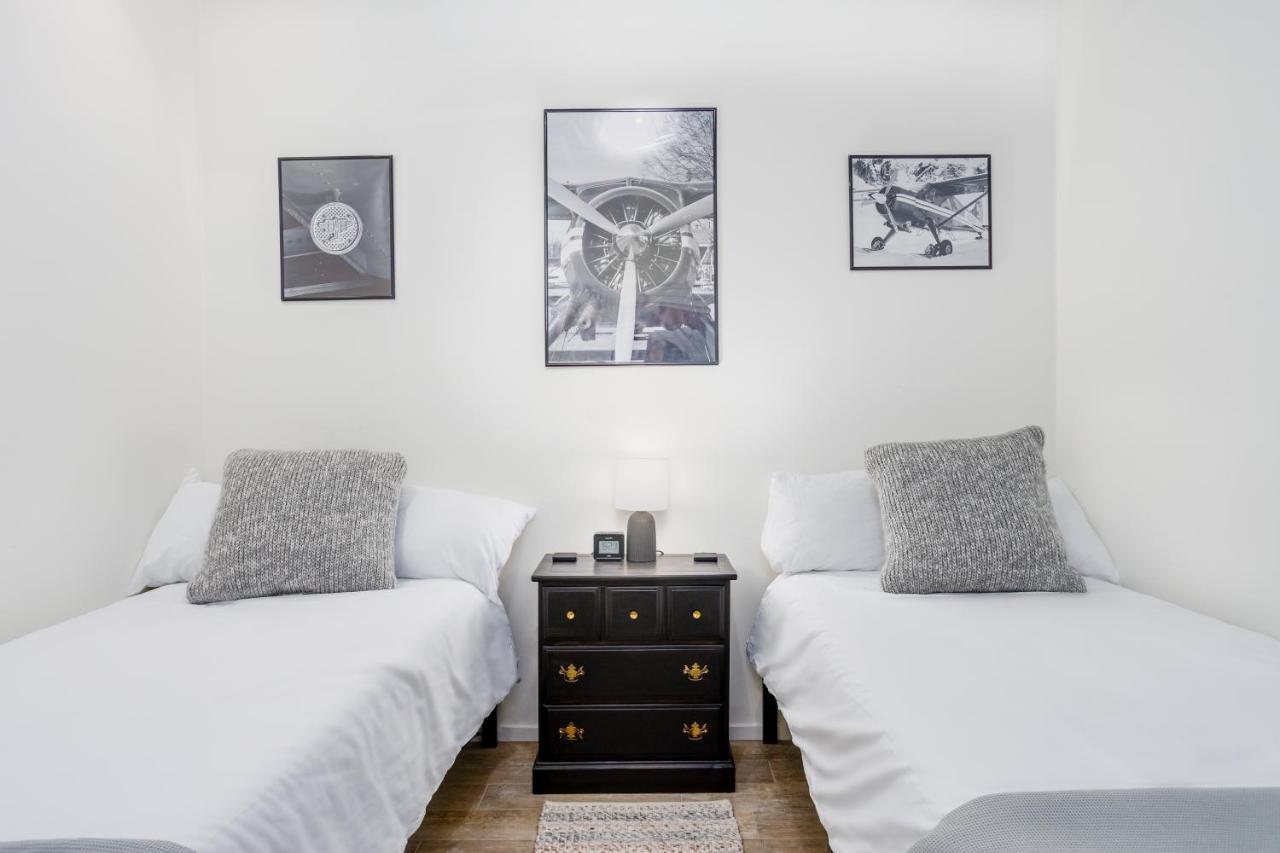 Downtown Contemporary - Full Holiday home