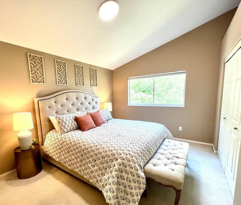 Contemporary Turnagain Townhome Holiday home Anchorage