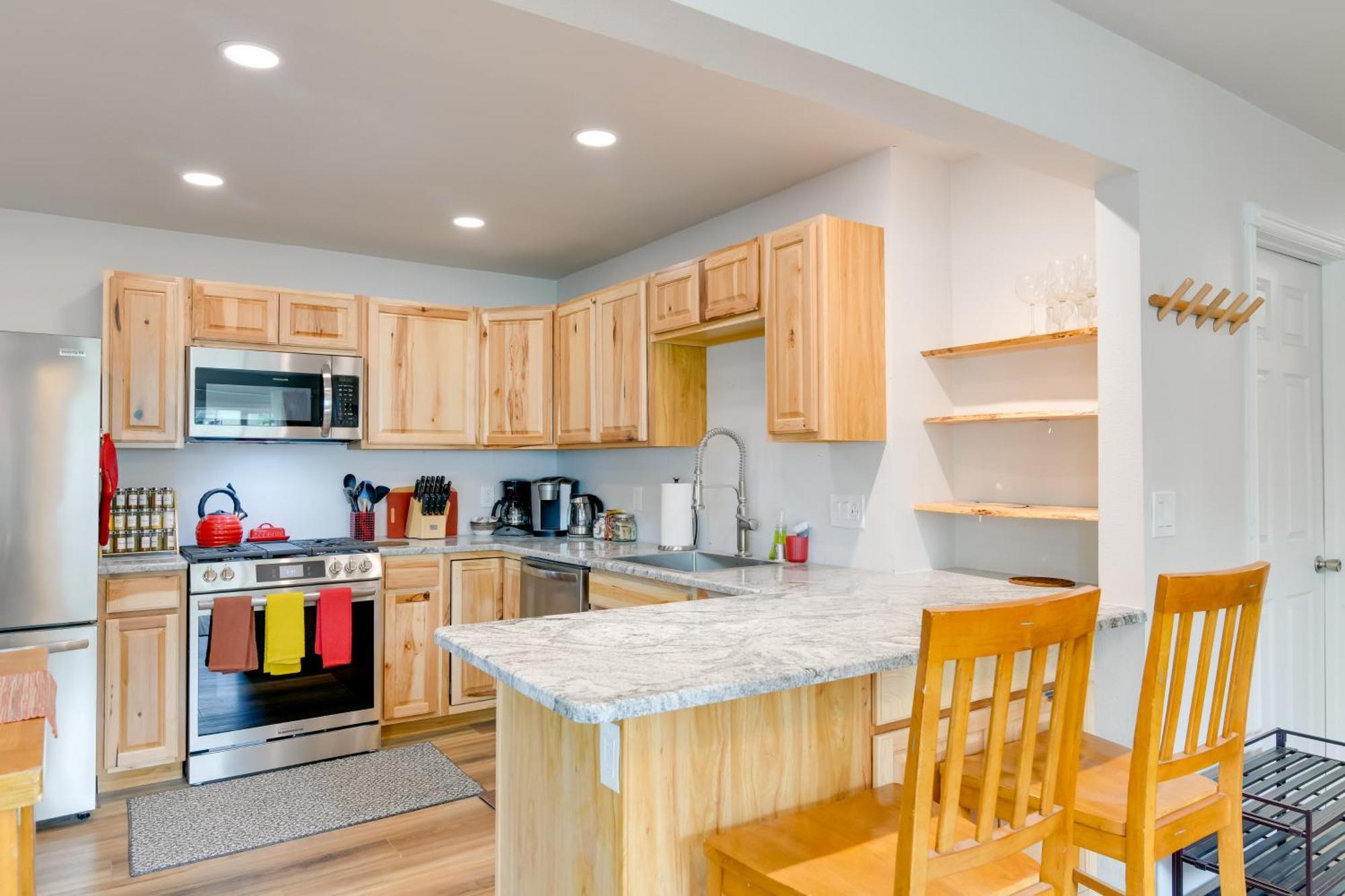 Apartment Bright And Airy Getaway, 6 Mi To Downtown! *