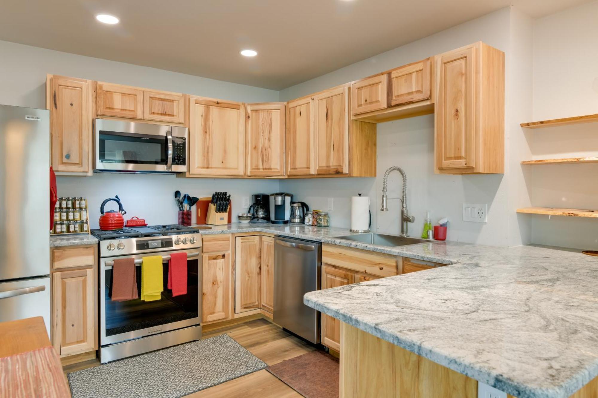Bright And Airy Getaway, 6 Mi To Downtown!