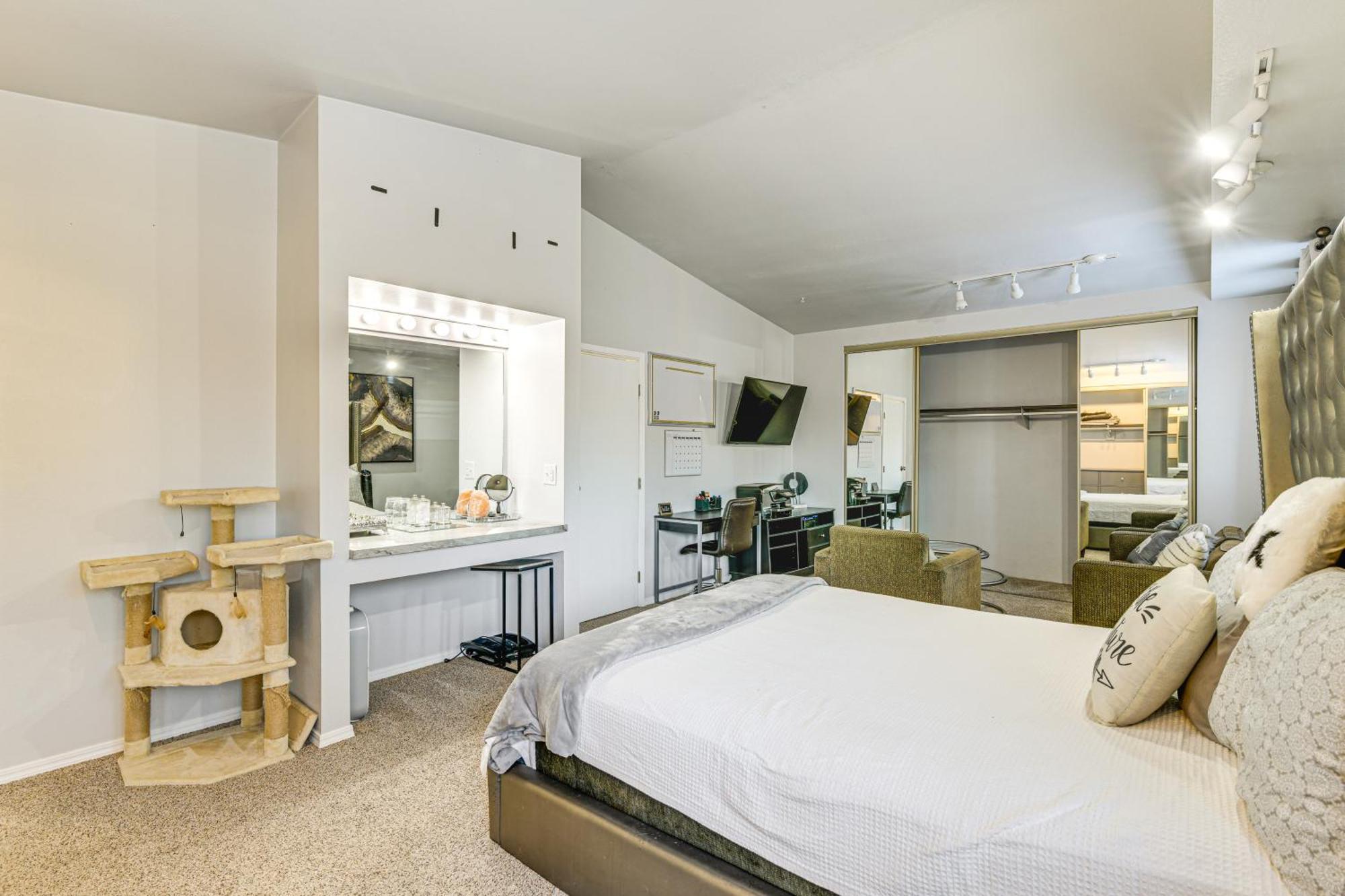 Apartment 3 Mi To Dtwn With Shared Sauna In *