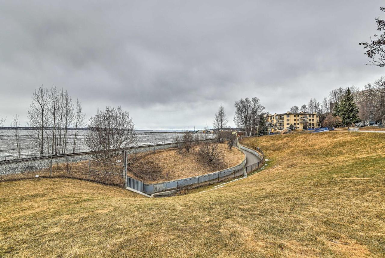 - Walk To Downtown And Coast Trail! *