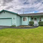 Quaint Ranch Home With Yard In Midtown Anchorage!