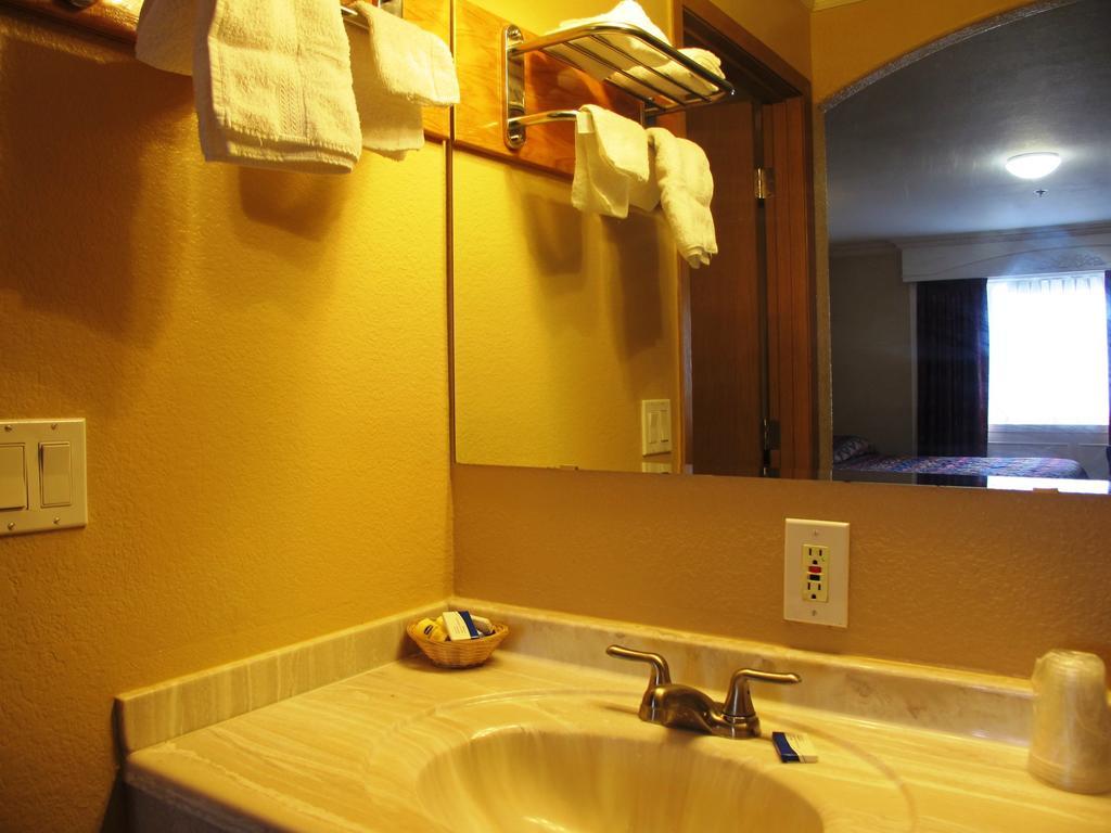 Motel Merrill Field 2*
