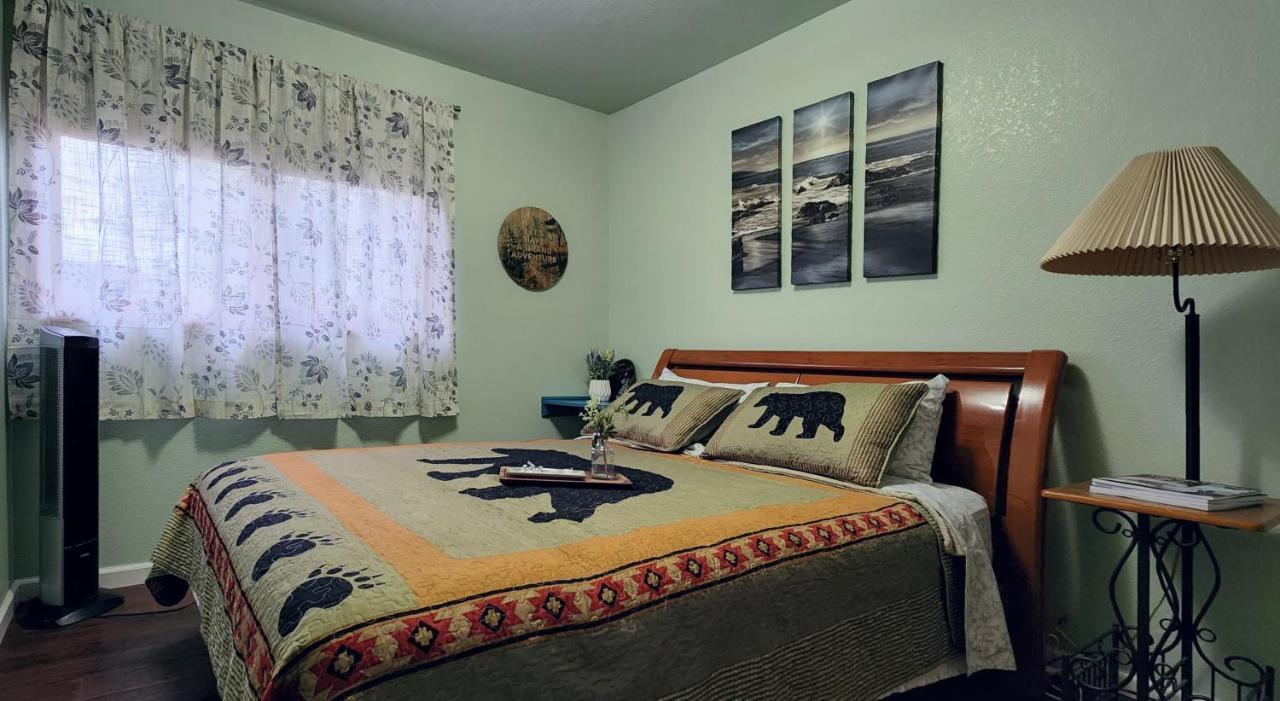 Trinity Escapes - Two Bedroom Two Bathroom Full Near Airport Bed & Breakfast Anchorage