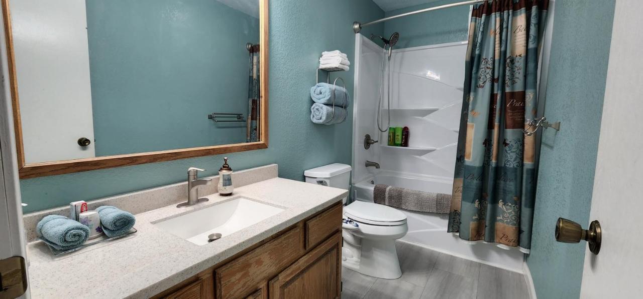 Trinity Escapes - Two Bedroom Two Bathroom Full Near Airport Bed & Breakfast Anchorage