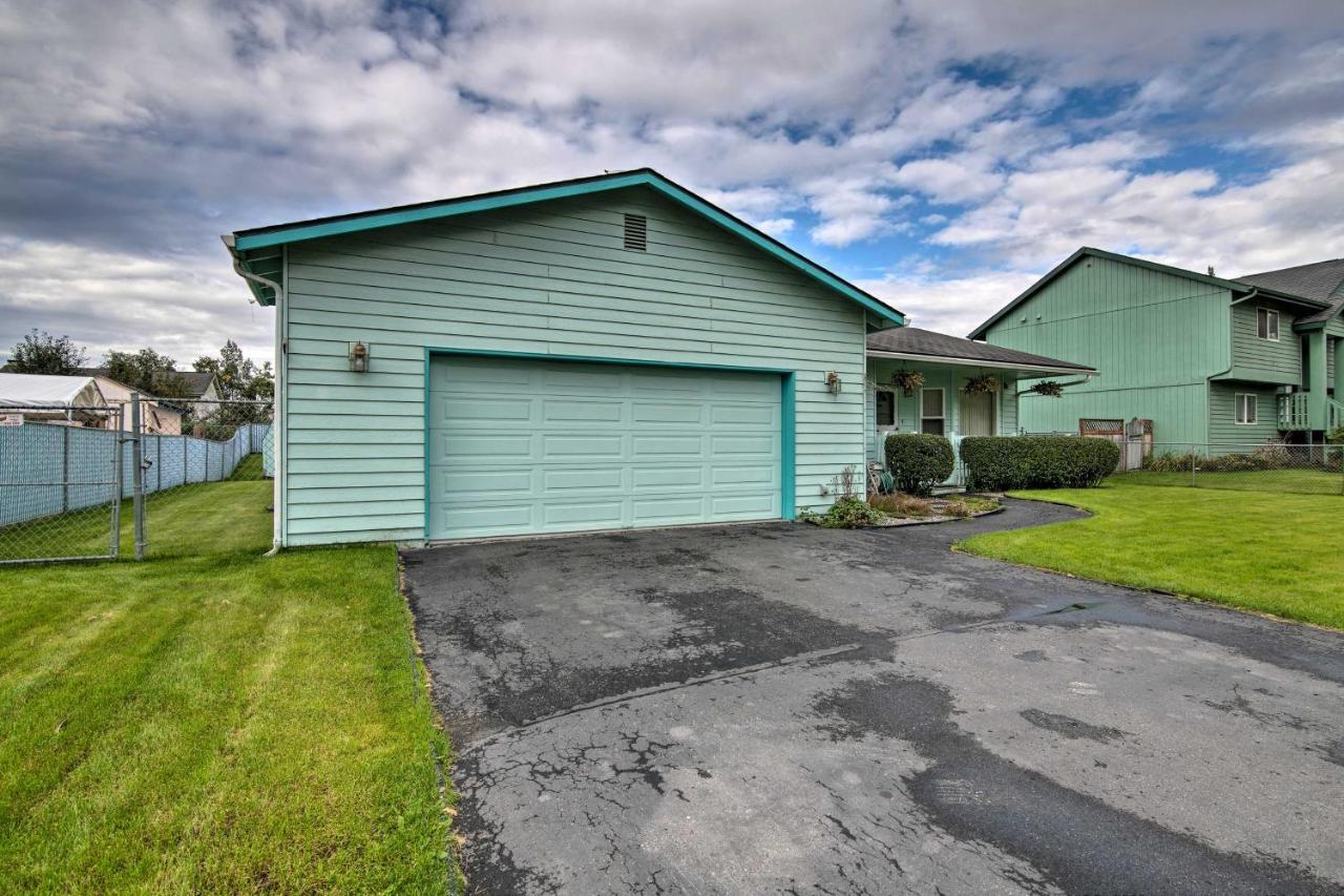 Holiday home Quaint Ranch With Yard In Midtown Anchorage!