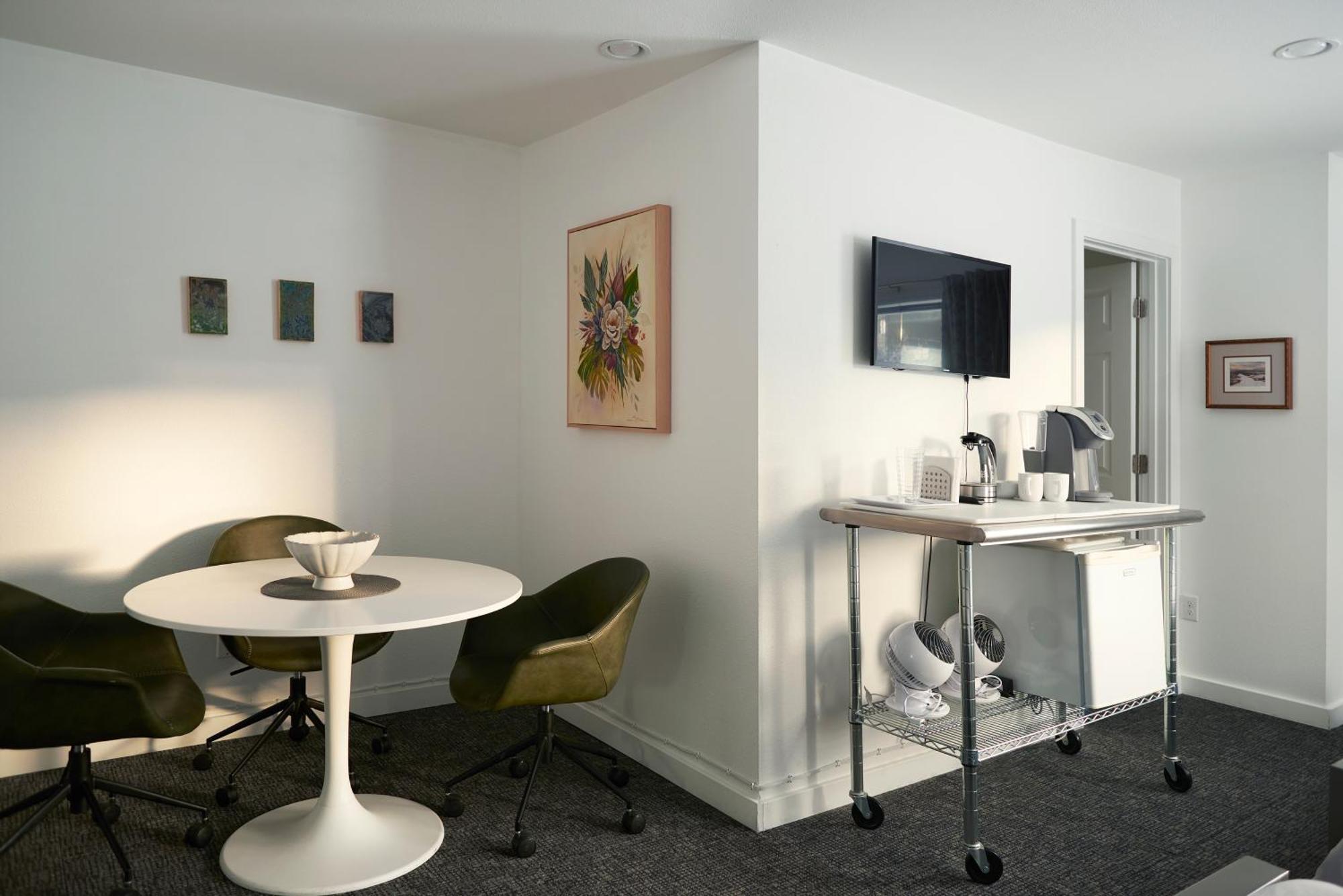 Inn Snob Hollow Downtown
