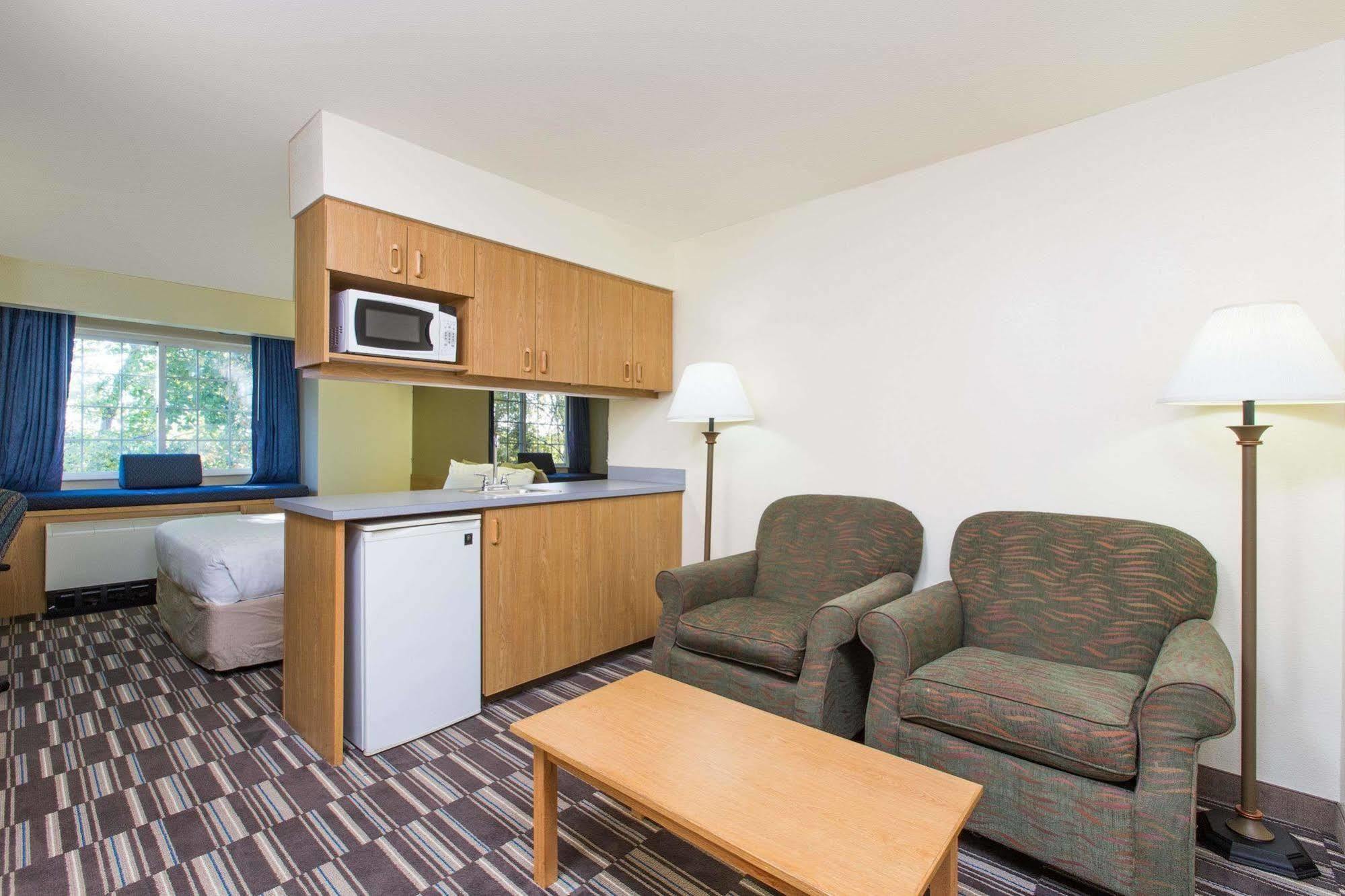 Baymont & By Wyndham Airport 2*